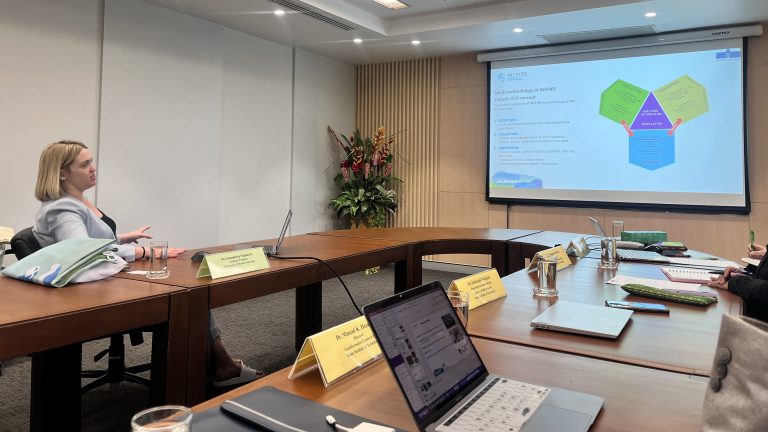 2-slider Meeting with UM