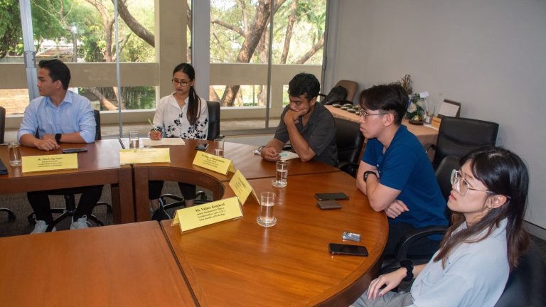 3-slider Meeting with UM